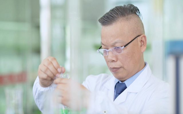 一抹中國紅，何以守護(hù)千萬家？揭秘蝦青素之父的傳奇故事